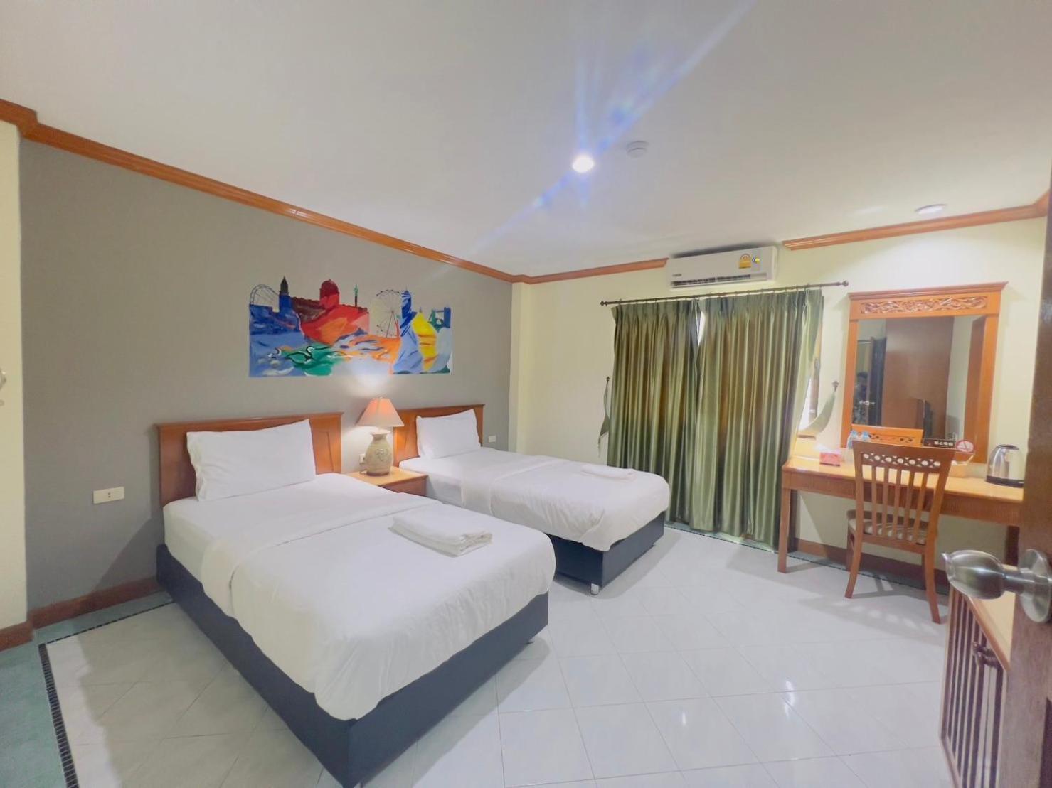Royal Vista Hotel Patong Exterior photo
