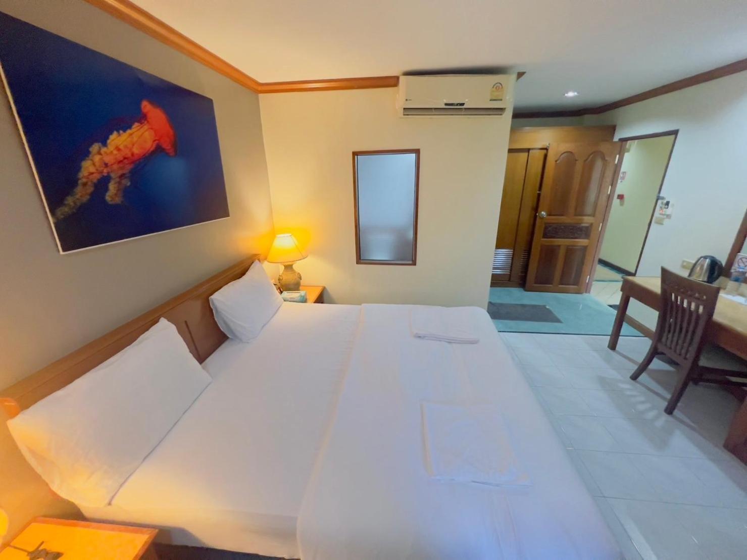 Royal Vista Hotel Patong Exterior photo