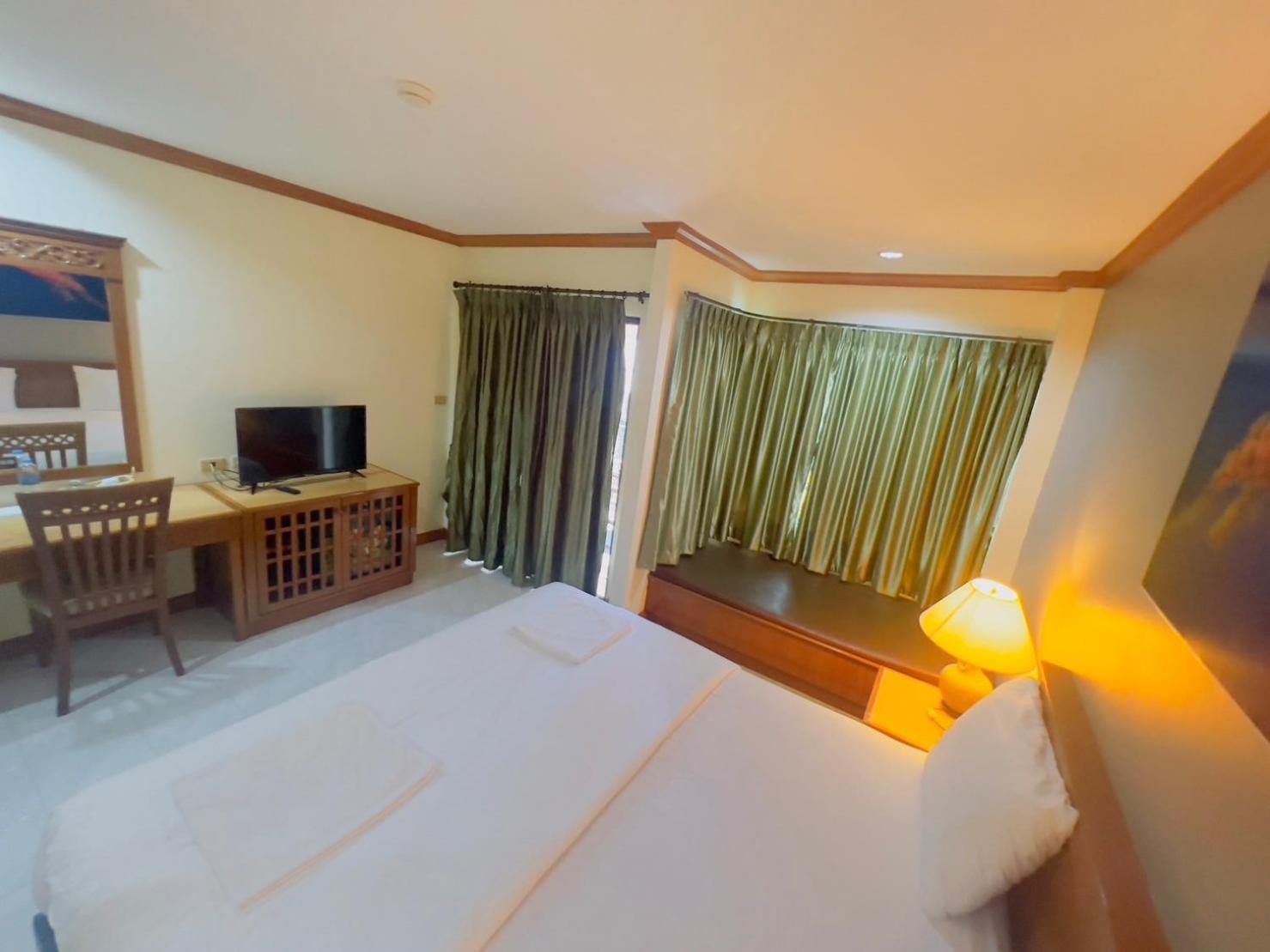 Royal Vista Hotel Patong Exterior photo