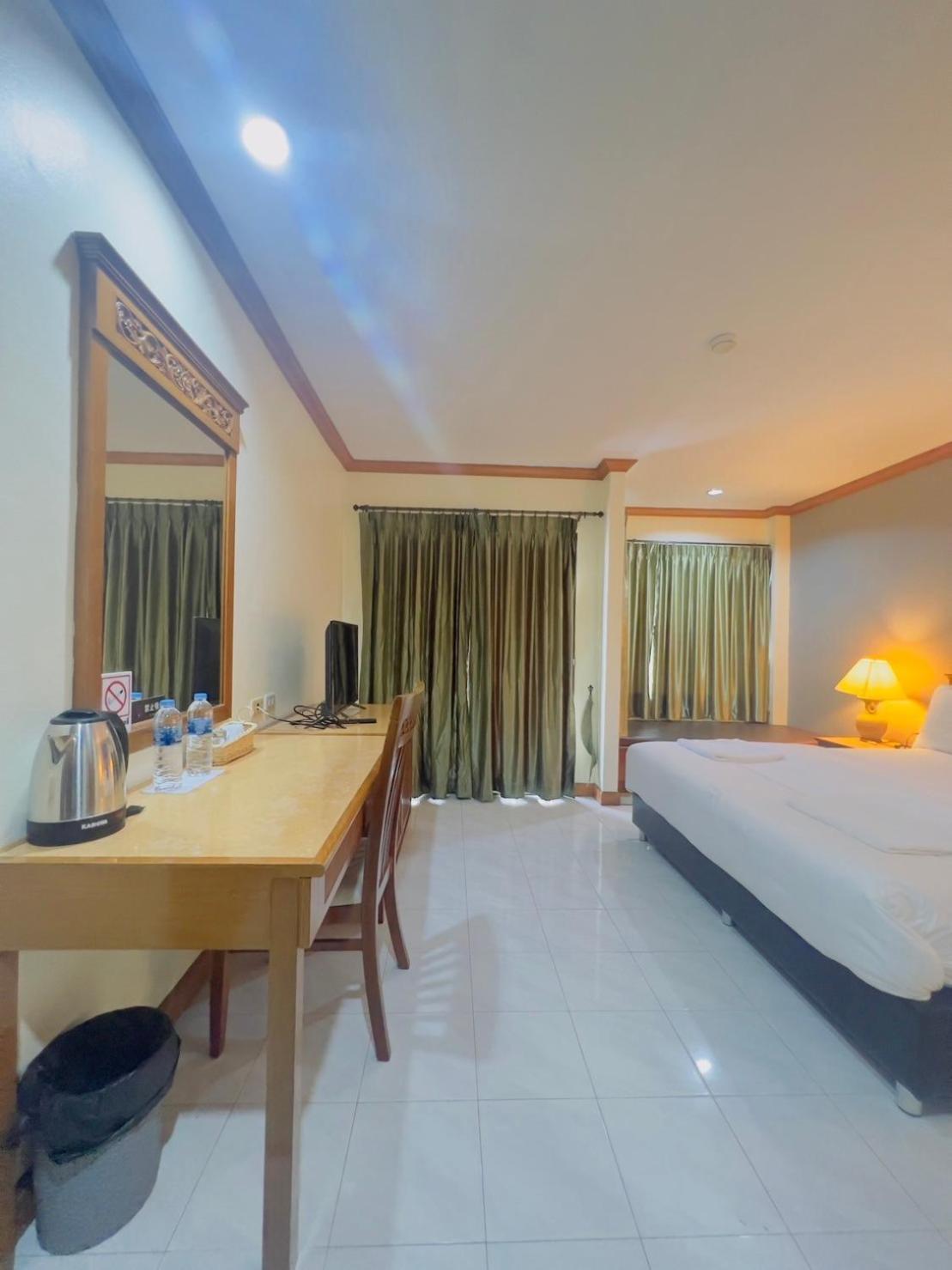 Royal Vista Hotel Patong Exterior photo