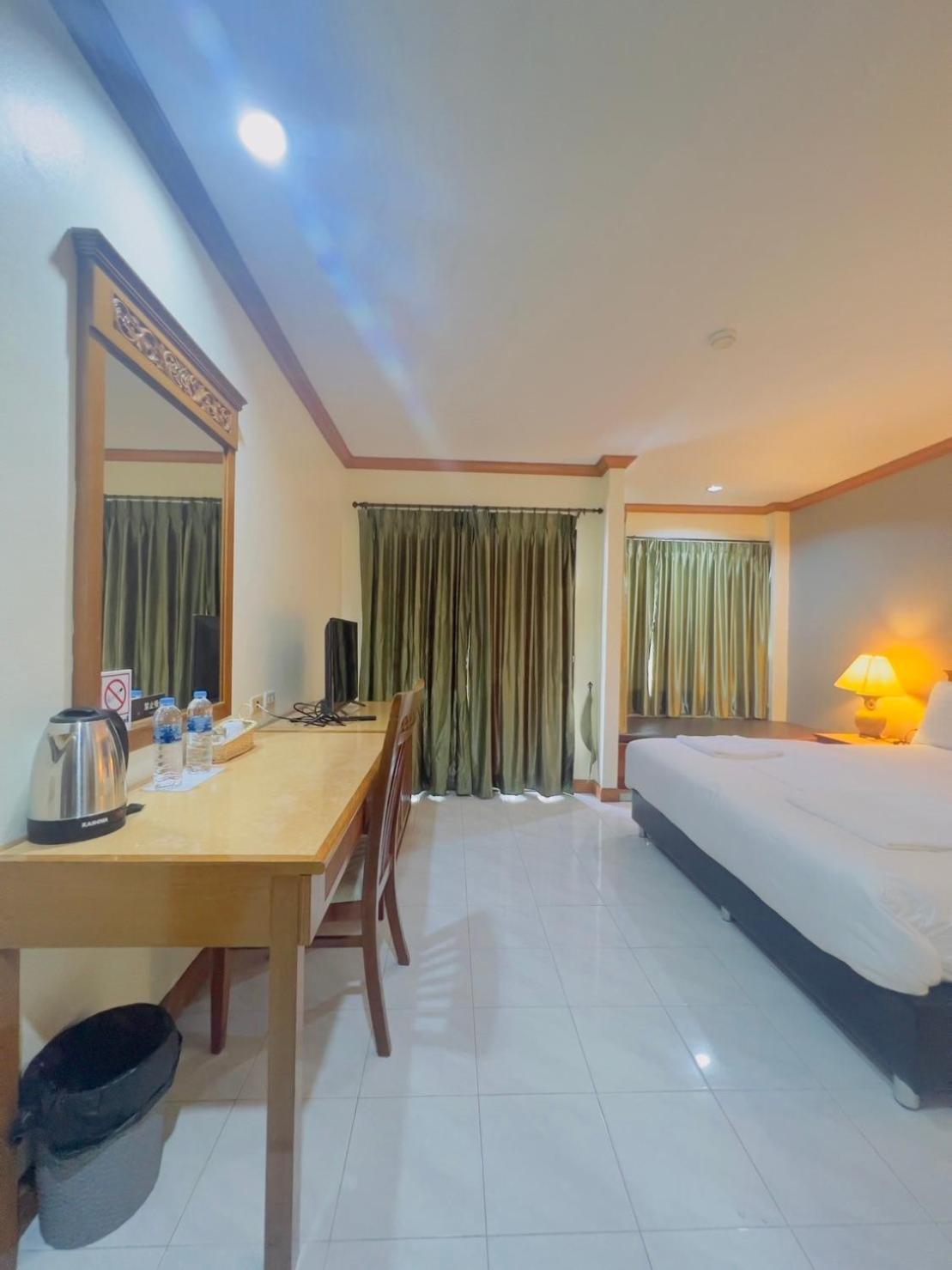 Royal Vista Hotel Patong Exterior photo