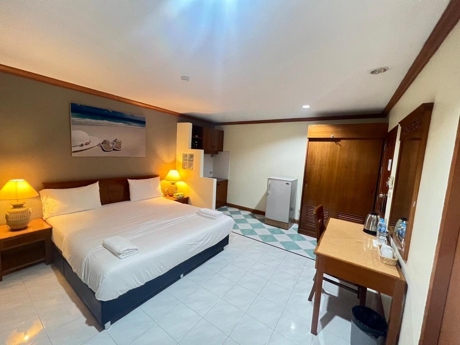 Royal Vista Hotel Patong Exterior photo