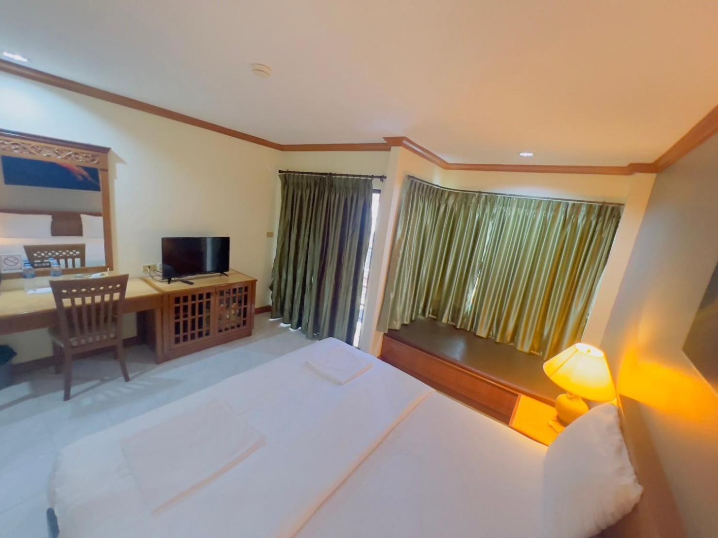 Royal Vista Hotel Patong Exterior photo