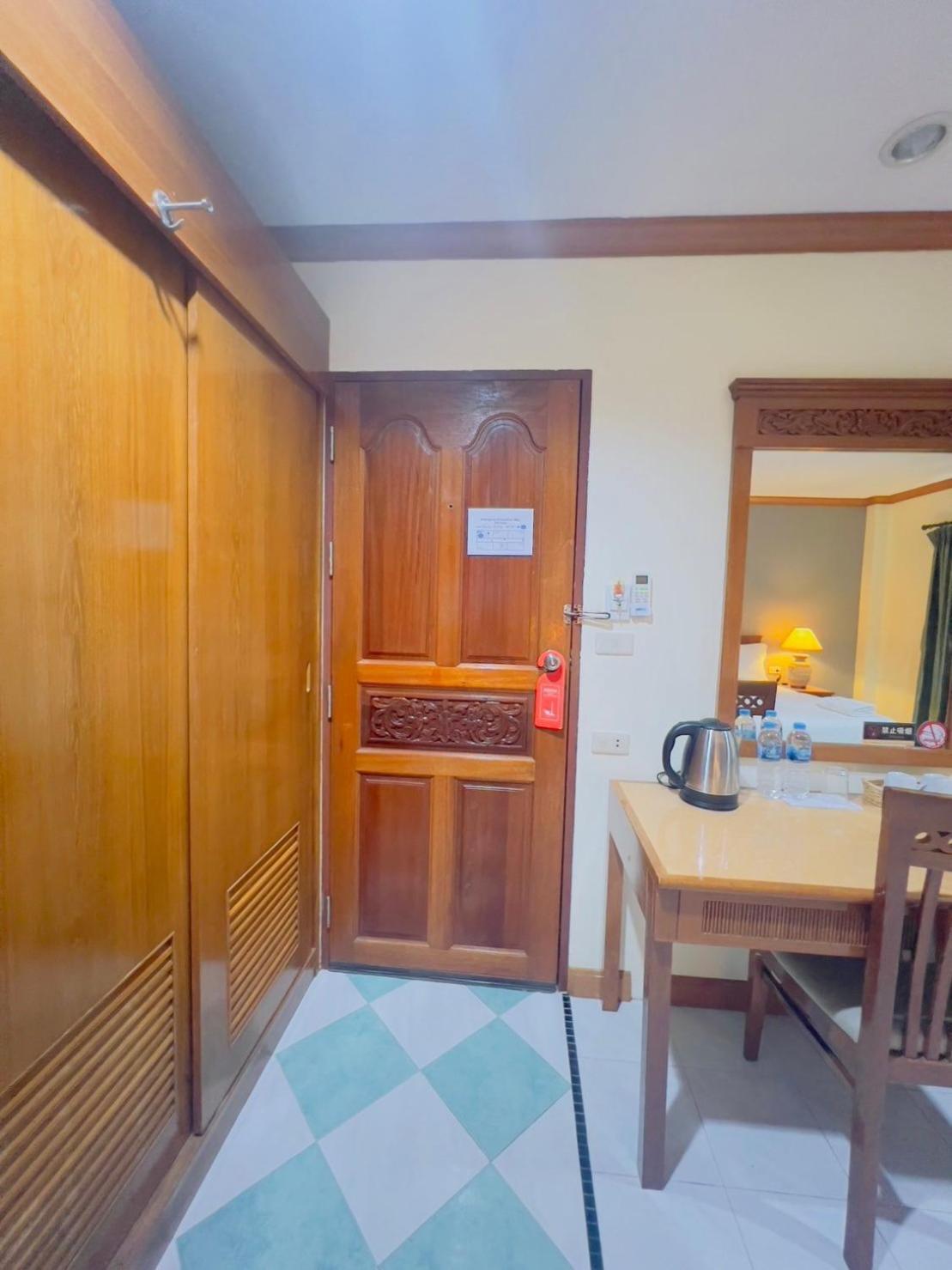 Royal Vista Hotel Patong Exterior photo
