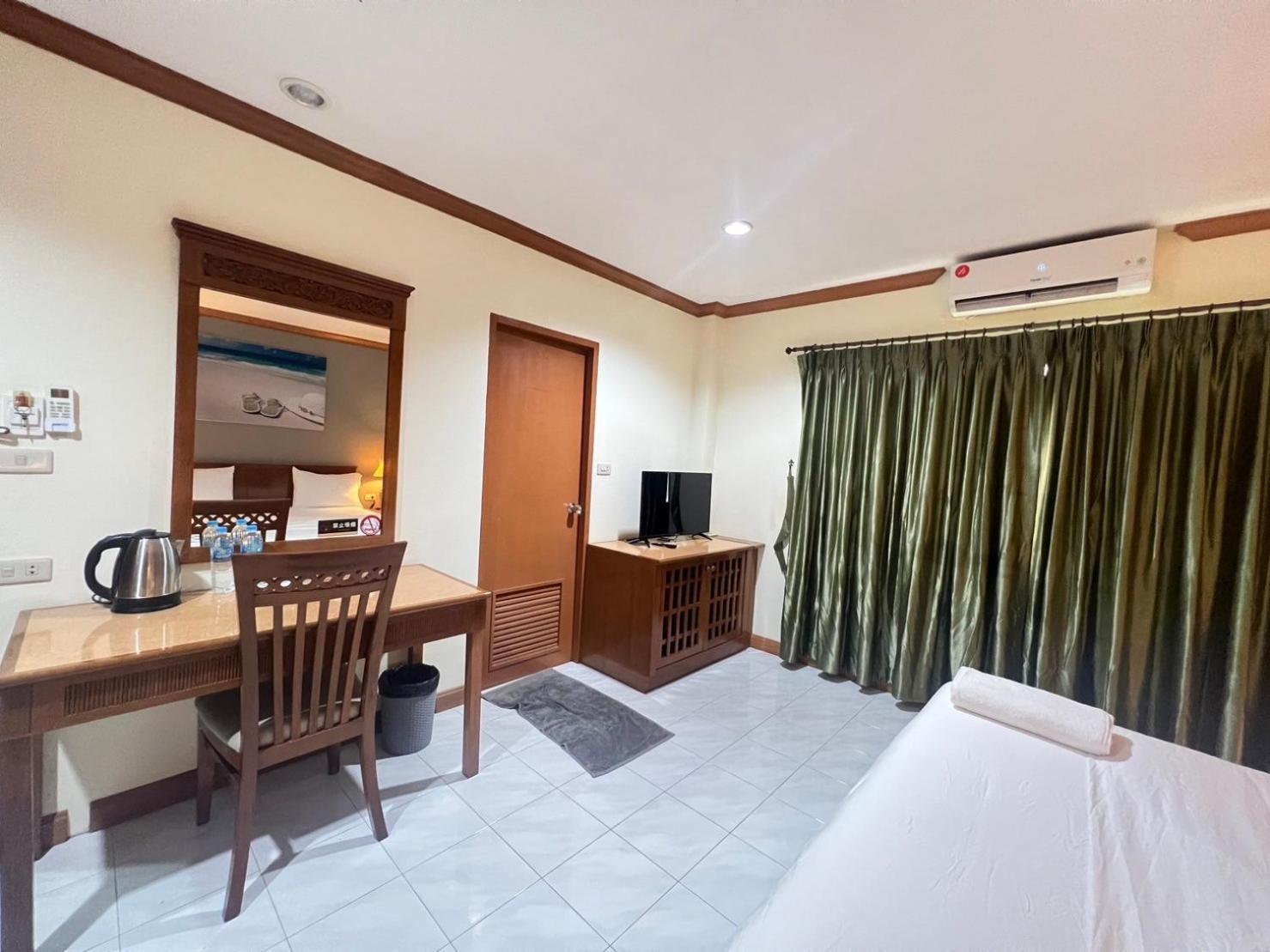 Royal Vista Hotel Patong Exterior photo